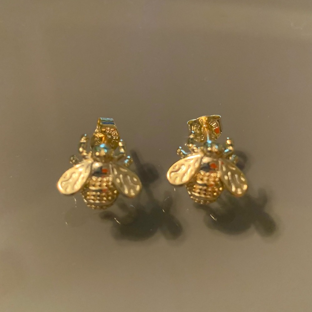 SAVVY CIE 18K Gold Bee 🐝 Stud Earrings - Picture 8 of 10